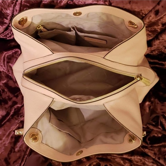 🦋🦋 Michael Kors Purse 🦋🦋 - Picture 4 of 8